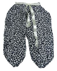 Bílo-šedo-černé volné crop kalhoty s leopardím vzorem a páskem 