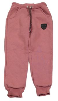 Růžové zateplené tepláky s nášivkou 