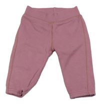 Růžové tepláky s čumákem 