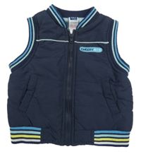 Tmavomodrá šusťáková zateplená vesta s nášivkou a pruhy M&Co.