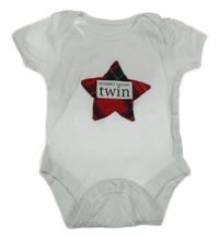 Bílé body s kostkovanou hvězdou s nášivkou