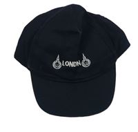 Tmavomodrá kšiltovka s nápisem 