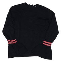 Tmavomodrý lehký svetr s růžovými pruhy na rukávech 