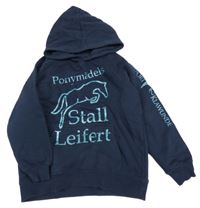 Tmavomodrá mikina s koněm a nápisy a kapucí 