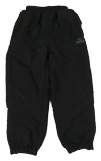 Černé šusťákové sportovní kalhoty s logem Lonsdale