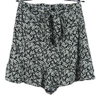 Dámské černo-bílé květované sukňové kraťasy s páskem New Look 
