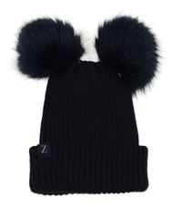 Tmavomodrá žebrovaná čepice s nášivkou a bambulemi 