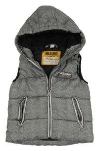 Šedá melírovaná šusťáková zateplená vesta s nášivkou a kapucí Dopodopo