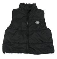 Černá prošívaná šusťáková zateplená vesta s nášivkou SHEIN