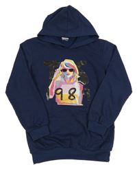 Tmavomodrá mikina s dívkou a kapsou a kapucí 