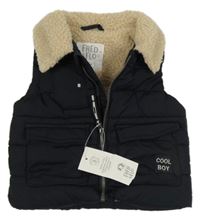 Nové - černá prošívaná šusťáková zateplená vesta s nášivkou F&F