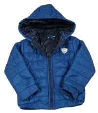 Modrá prošívaná šusťáková zateplená bunda s nášivkou a kapucí