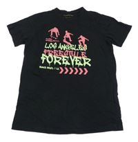 Černé tričko se skateboardisty a nápisem Primark