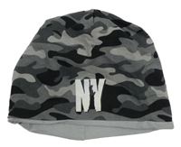 Šedo-černá army čepice s nápisem 