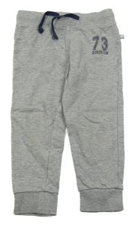 Šedé tepláky s číslem Liegelind