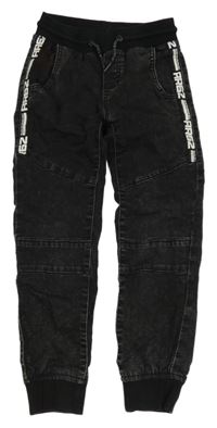 Tmavošedé cuff rifle s úpletovým pasem a nápisy Chapter young