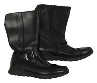 Černé kožené kozačky s logem a přezkou Clarks vel. 33