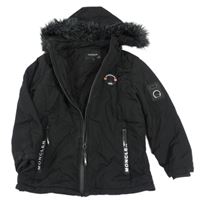 Černá šusťáková zateplená bunda s nášivkami a kapucí s kožešinou 