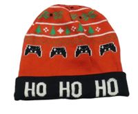 Červená pletená čepice s ovladači a nápisem 