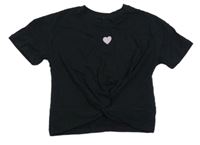 Černé crop tričko s uzlem a srdíčkem George