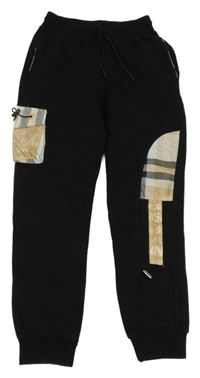 Černo-béžovo-bílé tepláky s kostkovanými prvky 