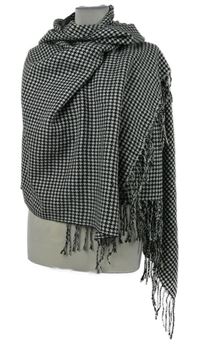 Dámská černo-bílá vzorovaná pletená šála s třásněmi 
