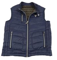 Tmavomodrá šusťáková zateplená vesta s nášivkou 