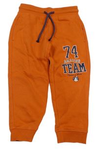 Oranžové tepláky s nápisy C&A