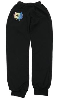 Černé tepláky s potiskem 