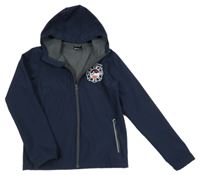 Tmavomodrá softshellová bunda s výšivkou a kapucí