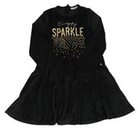 Černé sametové šaty s nápisem z flitrů 