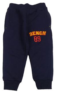 Tmavomodré tepláky s nápisem Bench