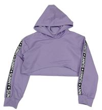 Fialová crop mikina s nápisy a kapucí 