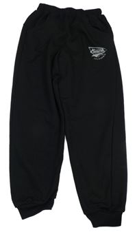 Černé tepláky s nápisem 