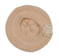 Růžový pletený baret s květinou