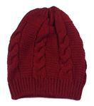Červená pletená čepice s copánkovým vzorem 