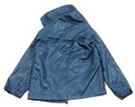 Tmavomodrá šusťáková podšitá bunda s nášivkou a ukrývací kapucí