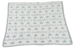 Šedo-bílá pletená deka s nápisy a hvězdičkami