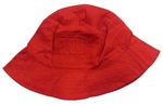 Červený plátěný klobouk s nápisy F&F