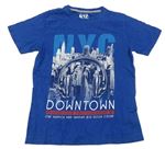 Modré tričko s městem a sluchátky Matalan