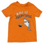 Oranžové tričko s nápisem a žralokem 