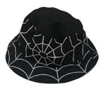 Černo-bílý klobouk s pavučinou