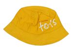 Žlutý klobouk s nápisem