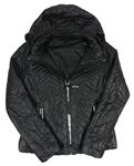 Černá prošívaná šusťáková lehká zateplená bunda s kapucí 